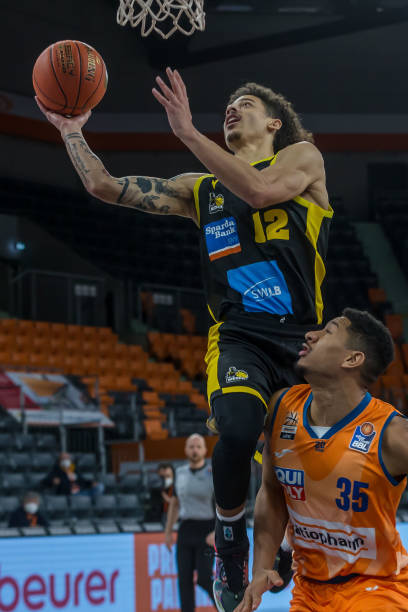 的表现令人 的表现令人